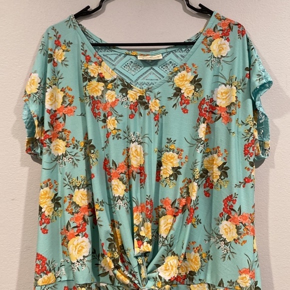 Bobbie Brooks Plus Size Blue Floral Twist Top with Lace on Back - Size 1X - Picture 2 of 7